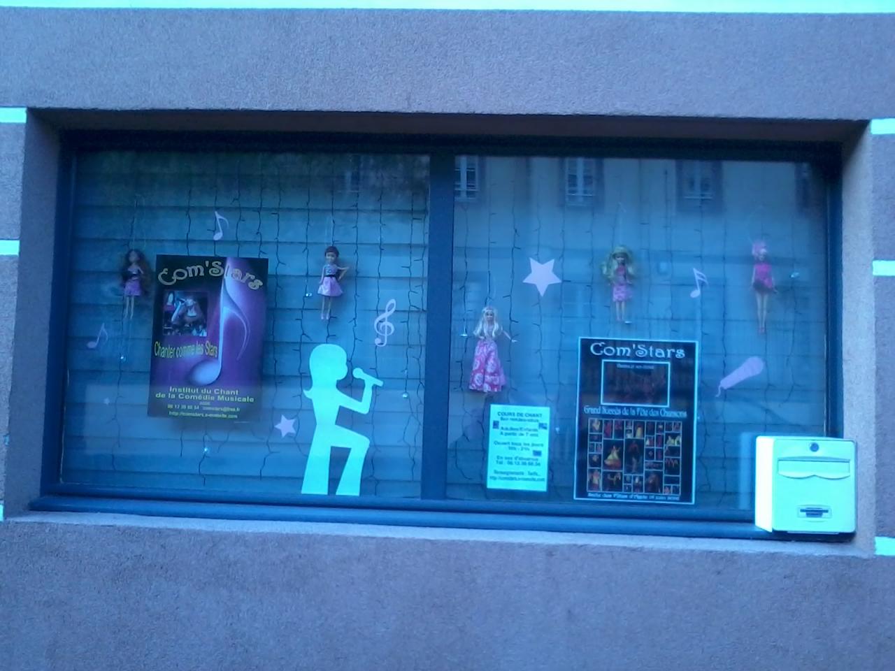 DECORATION VITRINE DE COM'STARS POUR LA SEMAINE ROSE